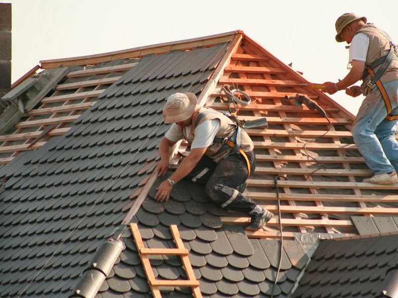 Протекает крыша в деревянном доме: что делать?