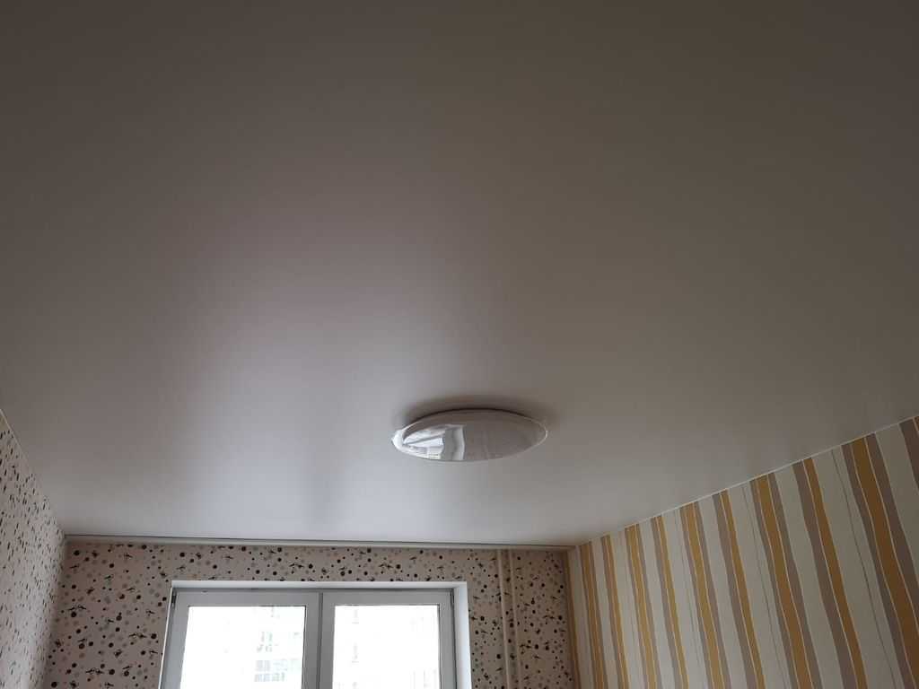 Как используют натяжной потолок сатиновый в разных помещениях, виды и характеристики материала