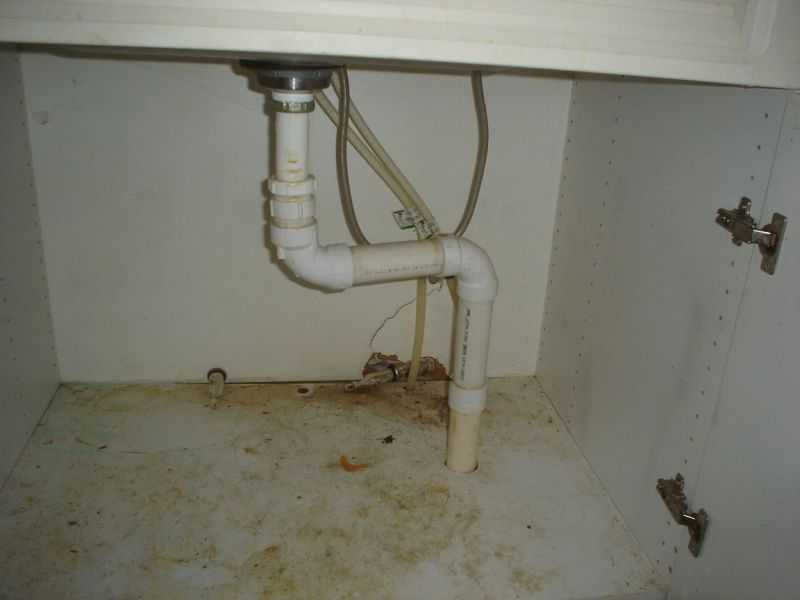 Запах канализации в ванной, квартире: причины и устранение