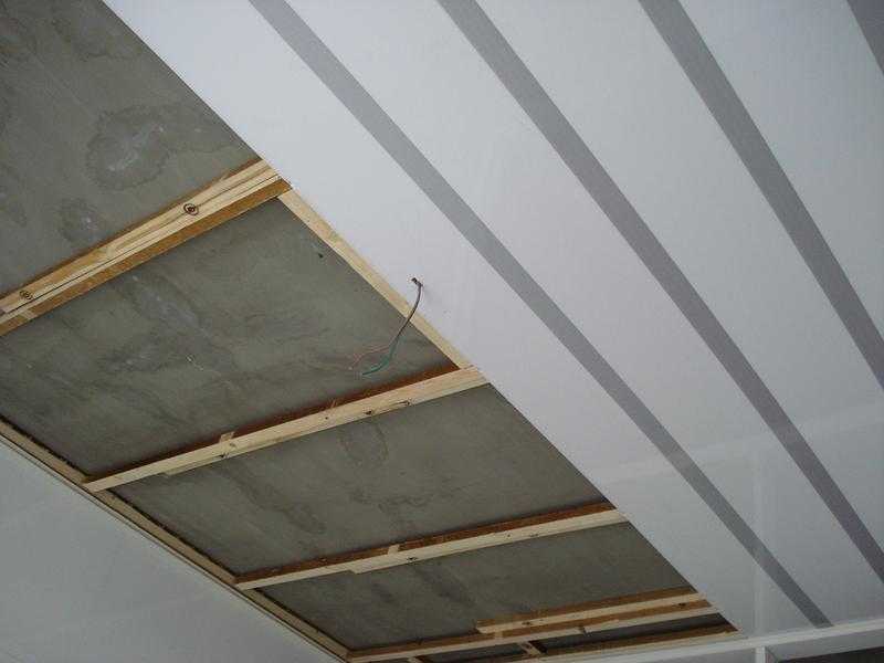 Потолок в спальне из пвх панелей