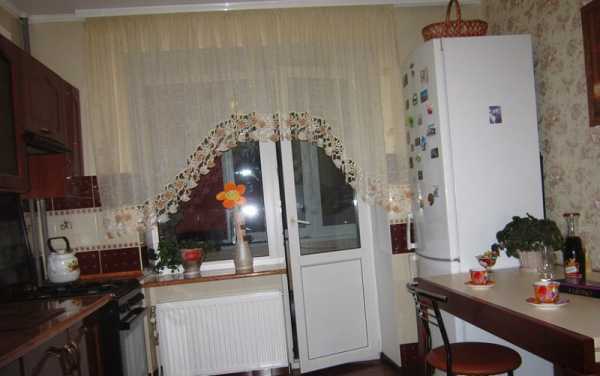 Оригинальные шторы на кухню с балконной дверью: 30 фото и примеры