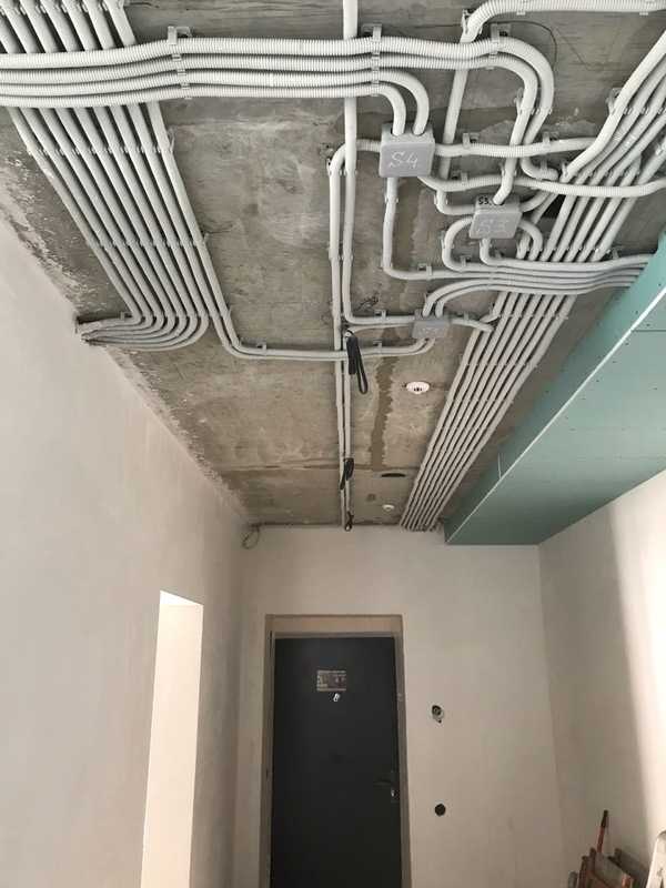Проводка под натяжным потолком: как развести электропроводку, монтаж по полу или потолку? | proпотолки