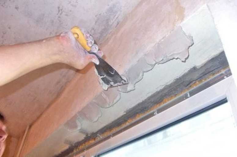 Как выровнять поверхность потолка шпаклевкой своими руками