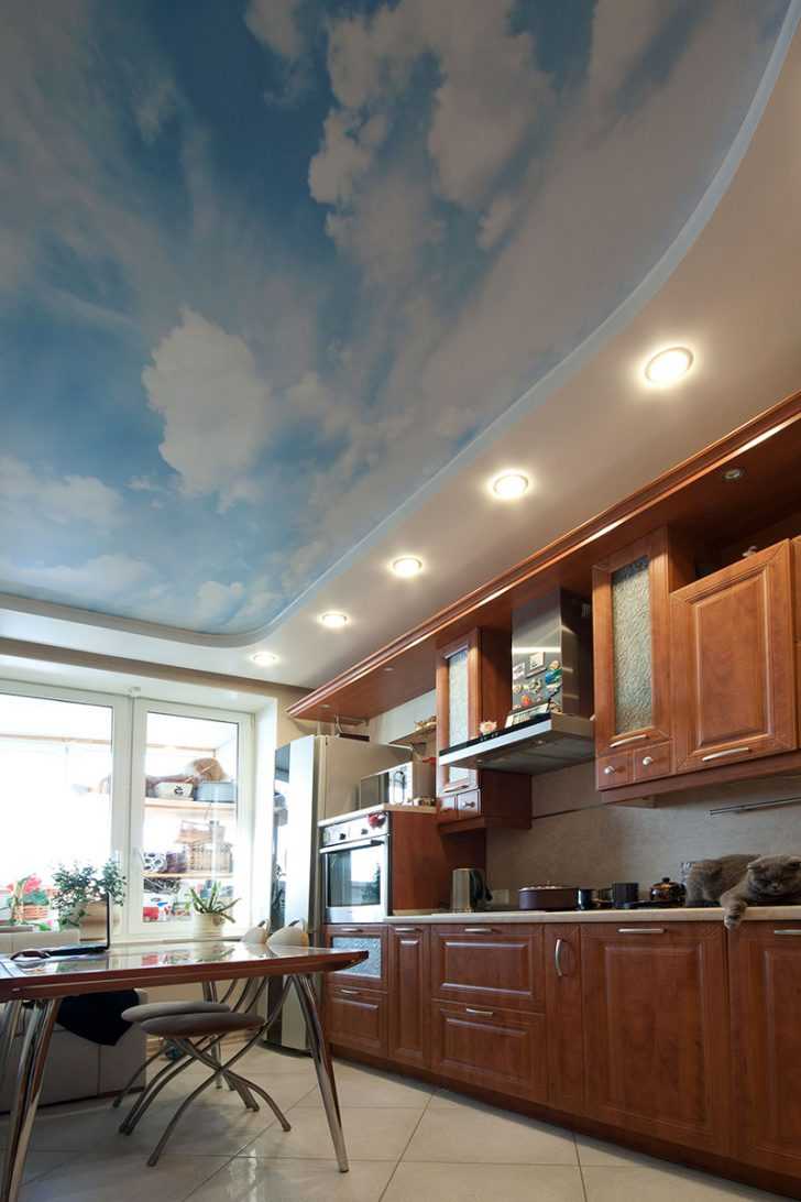 Какой натяжной потолок можно устанавливать на кухне?