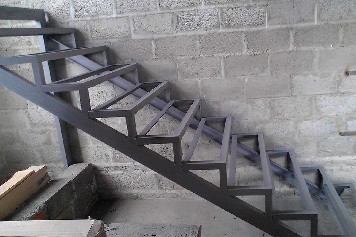 Лестницы на второй этаж на металлическом каркасе: рассказываем по пунктам