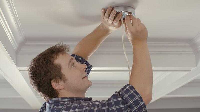 Установка светильников в натяжной потолок: 6 способов