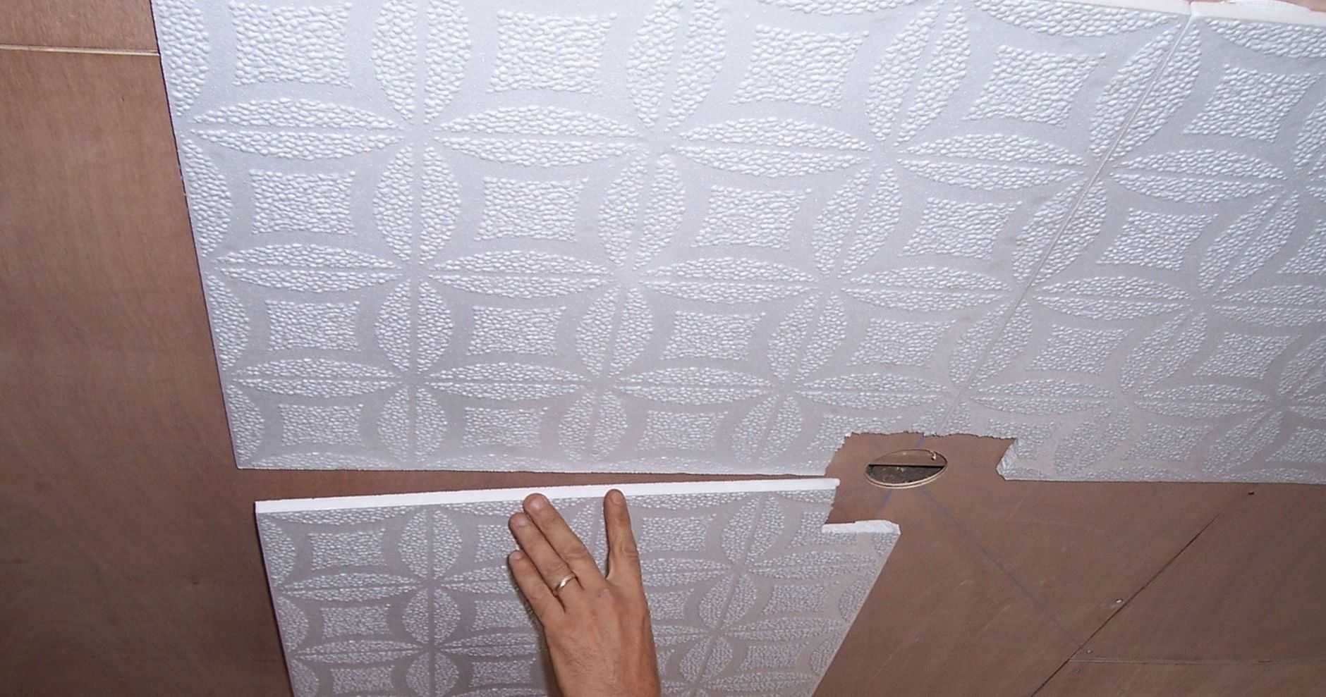 Как клеить потолочную плитку своими руками - инструкция, фото